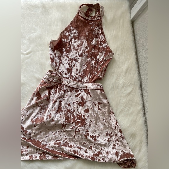 ✨HOLLISTER Cutout High-neck Velvet Skater Dress Pink Champagne Small - Picture 2 of 8